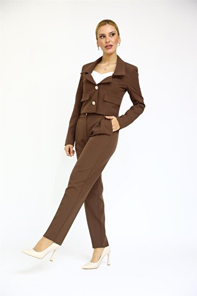 ÖNDER ÖZSOY Gömlek Yaka Kısa Ceket & Kemerli Köprülü Dar Paça Pantolon-Kestane