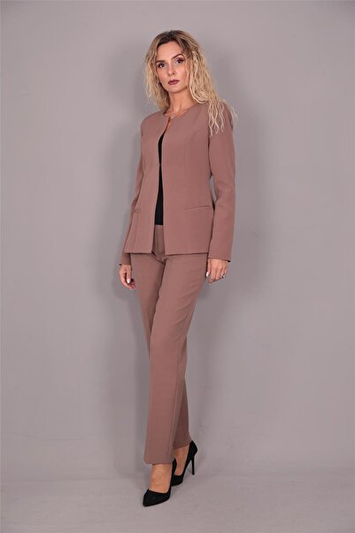 ÖNDER ÖZSOY Oval Yaka Yandan Kuplu Klasik Ceket & Dar Paça Pantolon-Kahve