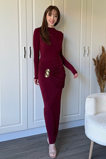 Dilay Gökoğlu Butik Bel Aksesuarlı Büzgülü Maxi Bordo Elbise