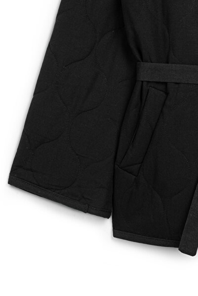 praye Яке с колан и капитонирана подплата, черно