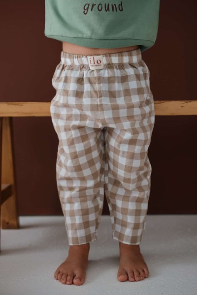 ilo and friends بنطلون أطفال من نوع Barrel بلون كريمي أبيض منقوش بقصة الجزر ل...