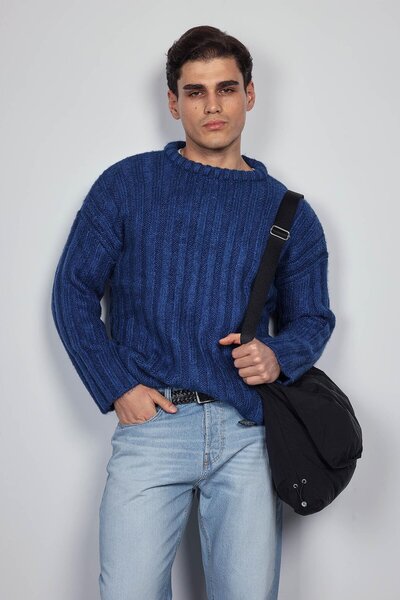 ablukaonline Мъжки пуловер с дебели ребра в цвят индиго