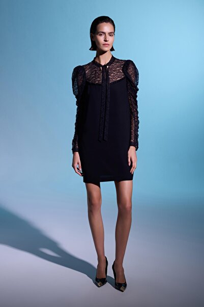 Jus De Pommes SİYAH ŞAL YAKA DANTEL DETAYLI MİNİ ELBİSE