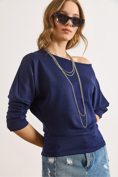 Olalook Kadın Lacivert Kayık Yaka Modal Tuşeli Dökümlü Bluz BLZ-19003133