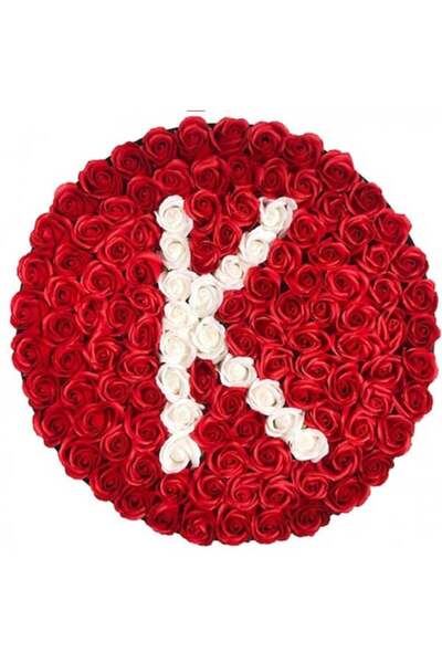 velve Aranjament floral personalizat cu litera, cutie rotunda neagra cu 101 t...