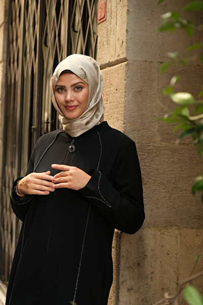 Tuğralı Tesettür Kadın Siyah Taşlı Biye Detaylı Cepli Ferace – Rabia Krep Kumaştan, Şık ve Rahat Tasarım