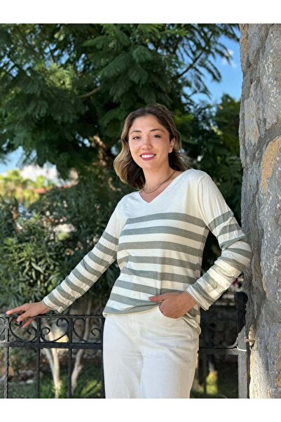 Punta Otantik NC20251 Ιταλική πλεκτή μπλούζα με οριζόντιες ρίγες με λαιμόκοψη σε σχήμα V πράσινο