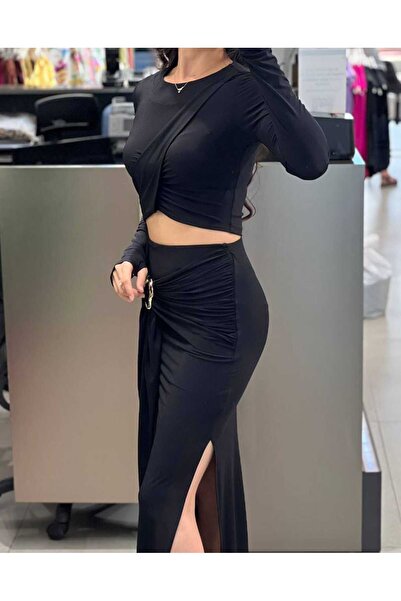 Kinzi Fusta maxi neagră cu talie înaltă, cu detaliu de cataramă laterală, care se potrivește cu corpul