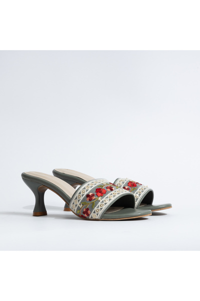 crystalicious حذاء إيريكا المصنوع يدويًا والمطرز بشريط مريح بكعب عالٍ أنيق وعصري