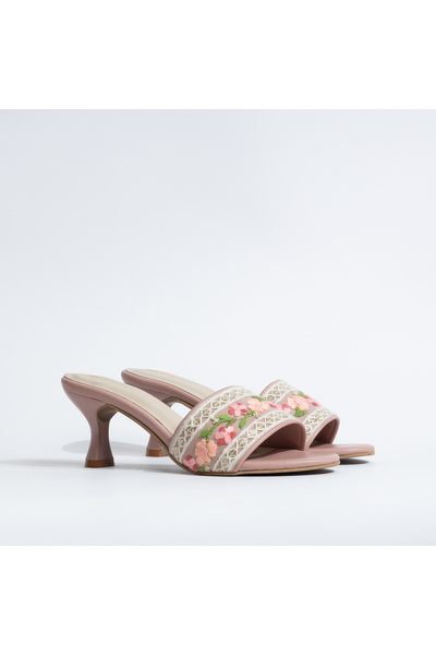 crystalicious حذاء إيريكا المصنوع يدويًا والمطرز بشريط مريح بكعب عالٍ أنيق وعصري