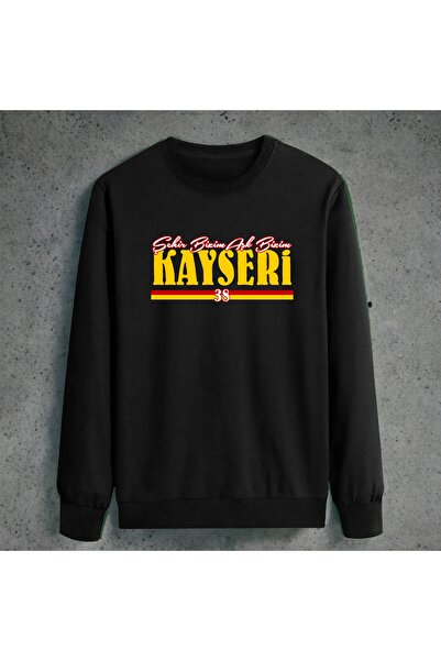 SARI سترة رياضية ذات طابع خاص بنا من مدينة كايزيري تحمل عبارة 'حبنا' و'موضوعنا'