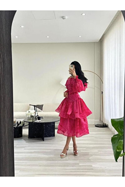 Nice Model فستان ميدي متعدد الطبقات من الأورجانزا مكشوف الكتفين باللون الفوشيا، مناسب للحفلات والكوكتيلات والسهرة