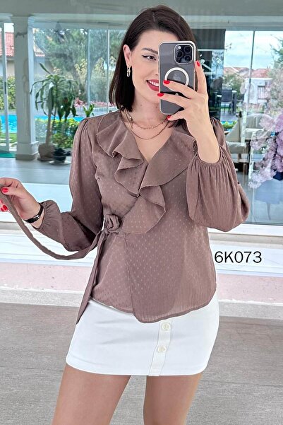 İnce Topuk Volanlı Yandan Bağlamalı Jakarlı Saten Bluz 6k073