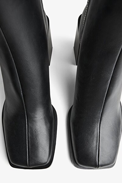 Bershka Kare burunlu topuklu bot