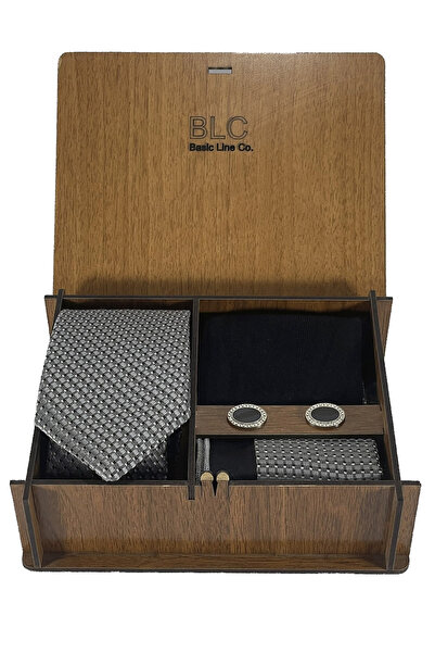 BLC Basic Line Co. Set de cravate de culoare gri în cutie de lemn |   Cravată |   Șervețele de buzunar |   Buton pentru mânecă |   Șosete