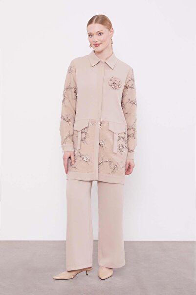 Levidor طقم مكون من قطعتين باللون البيج الداكن مع تفاصيل وردية على الياقة