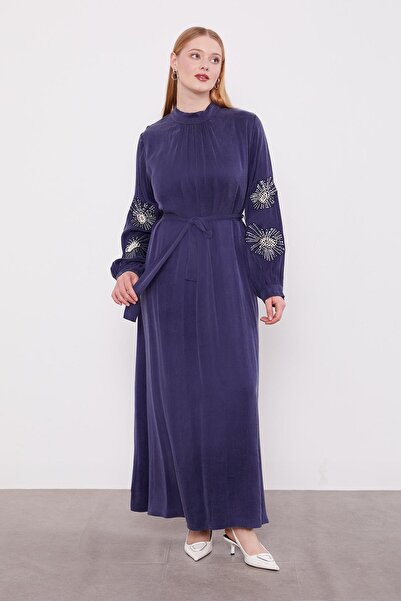 Levidor فستان كوبرا بتفاصيل تطريز اللؤلؤ الأزرق