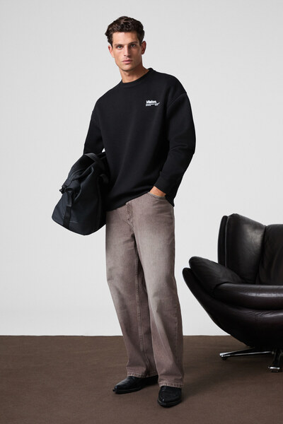 GRIMELANGE Ανδρικό φούτερ Ernest από οργανικό βαμβάκι με μαλακή στάμπα και λεπτομέρεια με λαιμόκοψη και εσωτερικό φλις μαύρο φούτερ