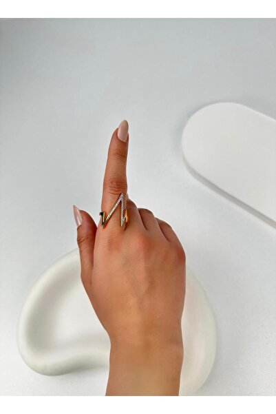 Kius خاتم بتصميم V مرصع بالأحجار من السلسلة الخاصة