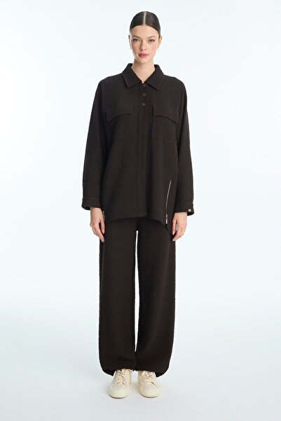 Zühre طقم مكون من قطعتين باللون البني مع جيب وتفاصيل سحاب ملمسية TK-1697