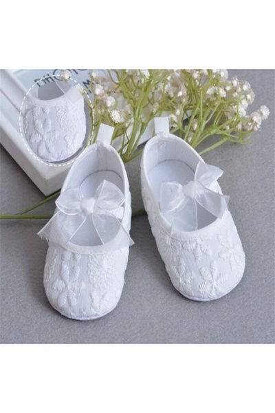 Bebelul Pantofiori cu floricele brodate si fundita