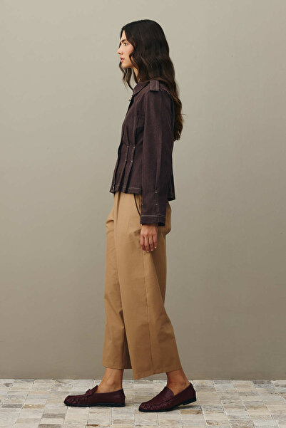 Fahhar سترة دنيم ملتصقة بالجسم باللون البني