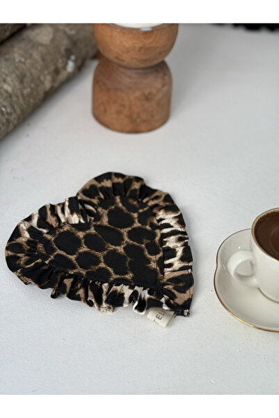 KaiAtelier قاعدة كوب من الكتان بنقشة الفهد مع كشكشة على شكل قلب