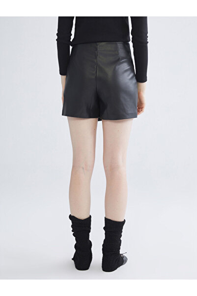 LC Waikiki Peak Yeni Sezon Dar Fit Kadın Deri Görünümlü Şort Etek