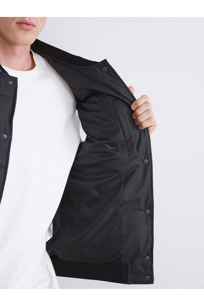 LC Waikiki Μαύρο ανδρικό φουσκωτό γιλέκο με κολάρο κολλεγίου τυπικού τύπου