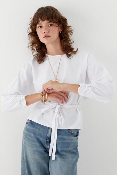 MARKALİSTE Μπλούζα με κορδόνια και ζώνη σε λευκό χρώμα