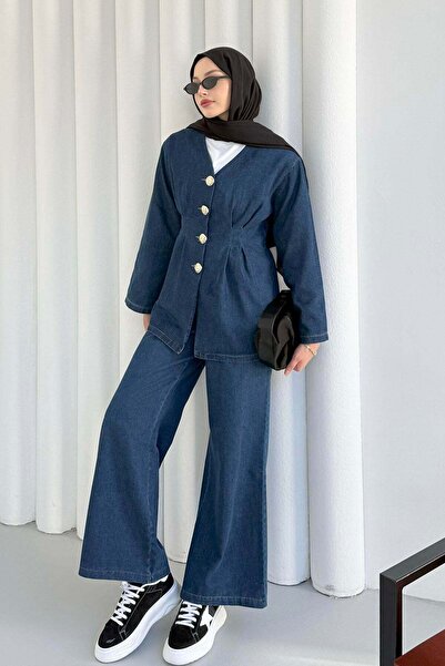 Hatun Atila طقم مكون من قطعتين مع تفاصيل أزرار أمامية وياقة على شكل V وبنطلون...