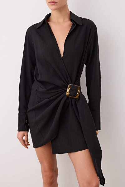 Trendyol Collection Schwarzes, zweireihiges, kurzes/Mini-Dress mit Accessoire-Details TWOSS25EL00923