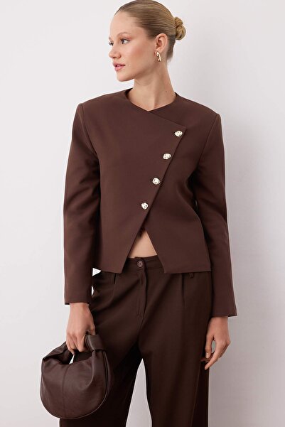 Trendyol Collection Udržitelnější hnědá asymetrická bunda s běžným střihem a tkaným vzorem TWOAW26BC00062