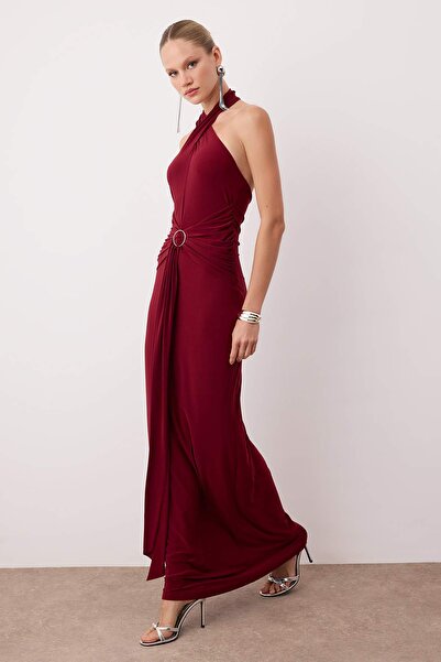 Trendyol Collection Vínové pletené maxi elegantní večerní šaty s detailem doplňků Noční promoce TPRSS25AE00014