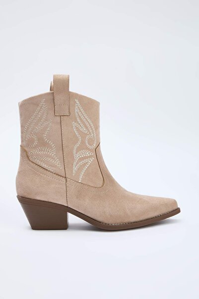 TRENDYOL SHOES Γυναικείες μπότες καουμπόη με κεντημένο μπλοκ τακούνι βιζόν TAKAW26BO00066