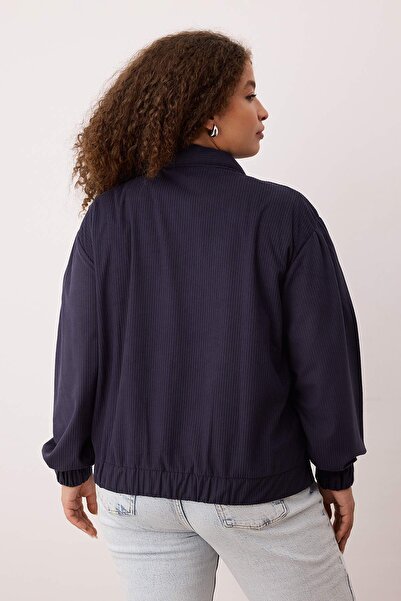 Trendyol Curve Marineblaue Cord-Winterjacke in Übergröße TBBAW26AG00015
