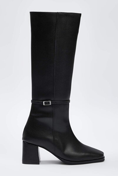 TRENDYOL SHOES Dámské boty s černým páskem a čtveratou špičkou na blokovém podpatku  
TAKAW26CZ00007