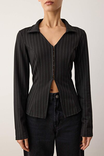 Trendyol Collection Černý pruhovaný polo výstřih s klipem Ftited/Bodycon Stretch Knitted Halenka TWOAW26BZ00038