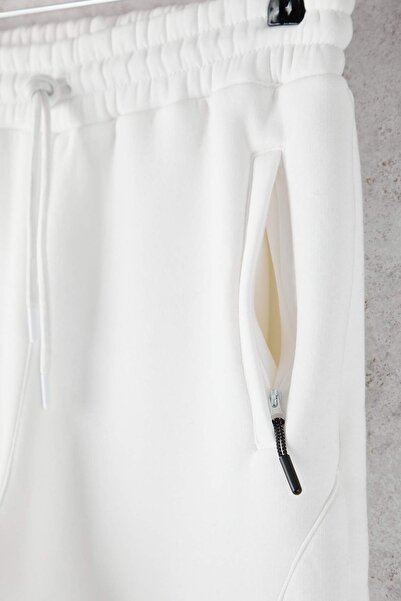 Trendyol Collection Λευκό κανονικό/κομμένο φούτερ με λεπτομέρεια ραφής και χοντρή τσέπη με φερμουάρ TMNAW26EA00008