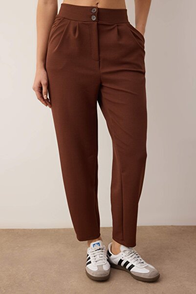 Trendyol Collection Hnědé pletené kalhoty s motivem mrkve TWOAW26PL00017