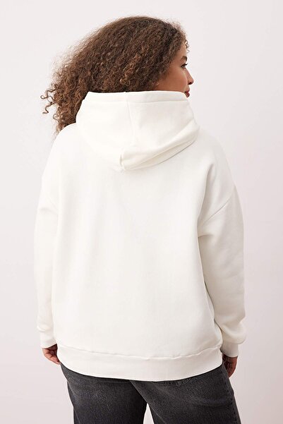 Trendyol Curve Ecru Oversize/Bol Kesim Sweatshirt mit Stickerei und dickem Fleece-Innenfutter TBBAW26AO00010