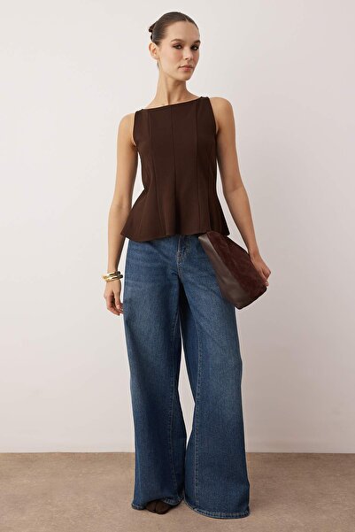 Trendyol Collection Καφέ Peplum/Στριφτή πλεκτή μπλούζα με λαιμόκοψη καγιάκ TWOAW26BZ00229