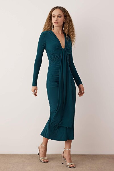 Trendyol Collection Πλεκτό κομψό φόρεμα με λαιμόκοψη σε σχήμα V, με λεπτομέρεια από βελούδο, TPRAW25EL00043