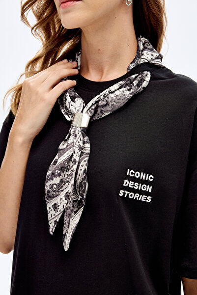 Quzu Μπλουζάκι Oversize με Κέντημα Τυπωμένο με Φουλάρι Μαύρο