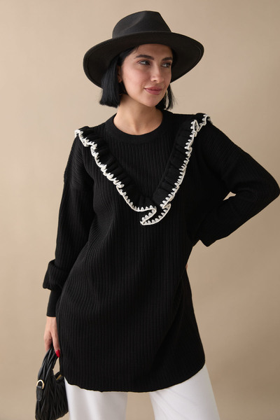 InStyle Μαύρο πλεκτό πουλόβερ - με βολάν και λεπτομέρεια ραφής