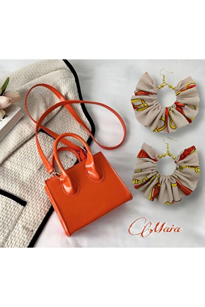 maia Kadın Altın Renk Halka Sallantılı Küpe – Bej Zincir Desenli Kumaş Boncuklu Tasarım