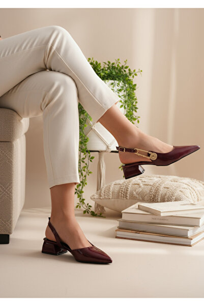 LUVİANO حذاء نسائي بكعب يومي مفتوح من الخلف وتفاصيل مشبك جانبي باللون العنابي