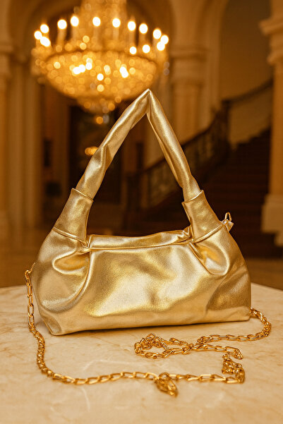 Nova Golden Elegance: Luxurious Handbag with Chain Detail
