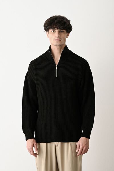 İLKCET MODA Черен пуловер с качулка и цип, в голям размер