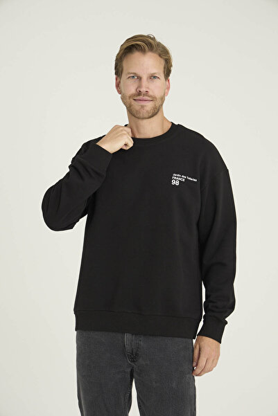 KLY قميص رجالي بياقة دائرية يجمع بين الأناقة الكلاسيكية والراحة